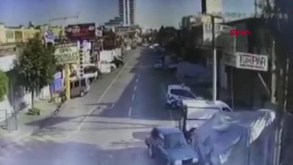 TAMİR İÇİN BIRAKILAN POLİS OTOSUYLA TUR ATAN ÇIRAKLAR, KÖPEK ÇALDI