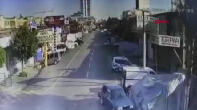 TAMİR İÇİN BIRAKILAN POLİS OTOSUYLA TUR ATAN ÇIRAKLAR, KÖPEK ÇALDI