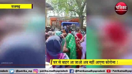 VIDEO STORY : ये कैसी आस्था ! घर से बाहर आ जाओ, अब नहीं आएगा कोरोना