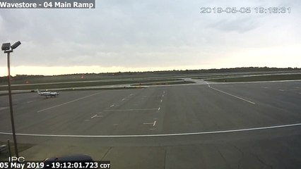 Un éclair touche la piste de cet aéroport