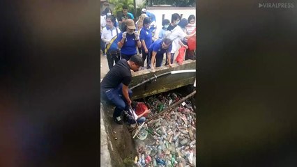 Cette rivière en Indonésie est dans un sale état... pleine de plastique