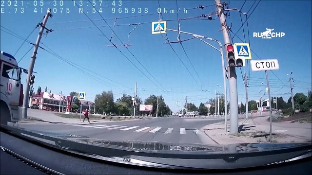 Ce camion de pompier à de très bons freins... Piéton sauvé de justesse