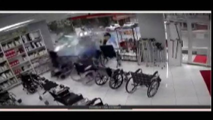 Direksiyon başında kalp krizi geçirip dükkana böyle daldı