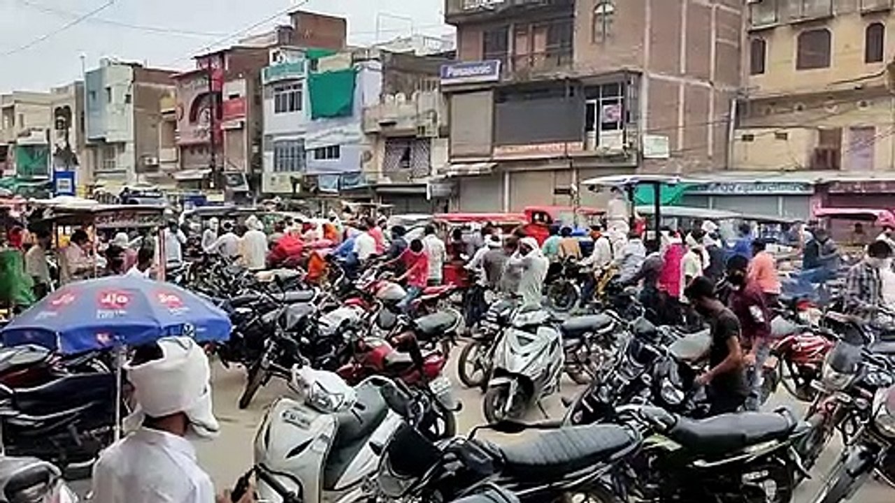 सोशल डिस्टेंसिंग भी गायब, सडक़ों पर आवागमन भी बाधित