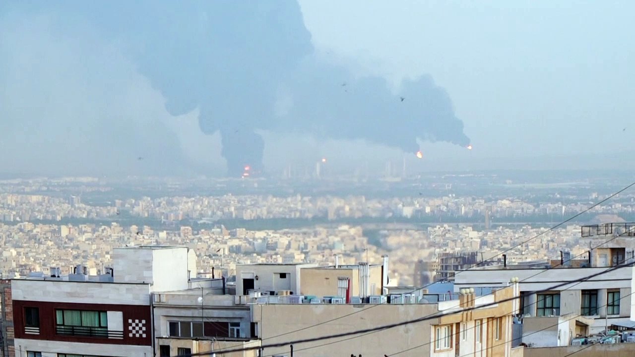 Explosion und großbrand in raffinerie in teheran