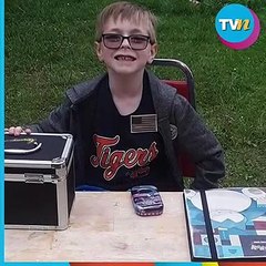 Niño vende sus cartas de Pokémon para salvar a su perrito y es recompensado