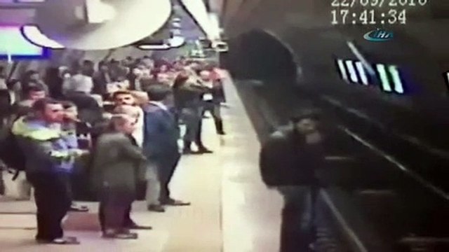 Görme engelli genç raylara atladı