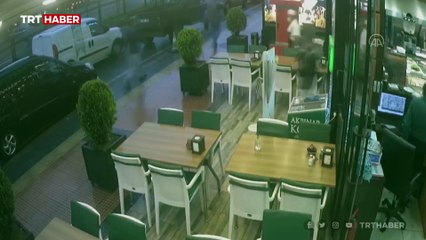 Ağaca yıldırım düşmesi güvenlik kamerasınca kaydedildi