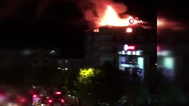 7 katlı metruk binanın çatısı alev alev yandı