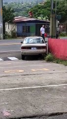 Parte 1 | Dos hombres arrestados por hurto en Grecia: chocaron carros e hicieron destrozos huyendo