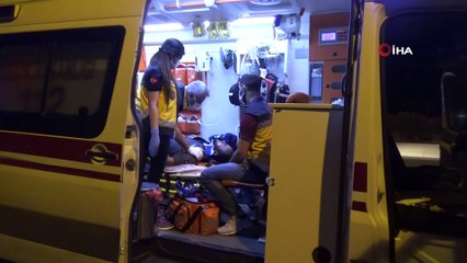 Otomobil önce aydınlatma direğine ardından bariyere çarptı: 3 yaralı