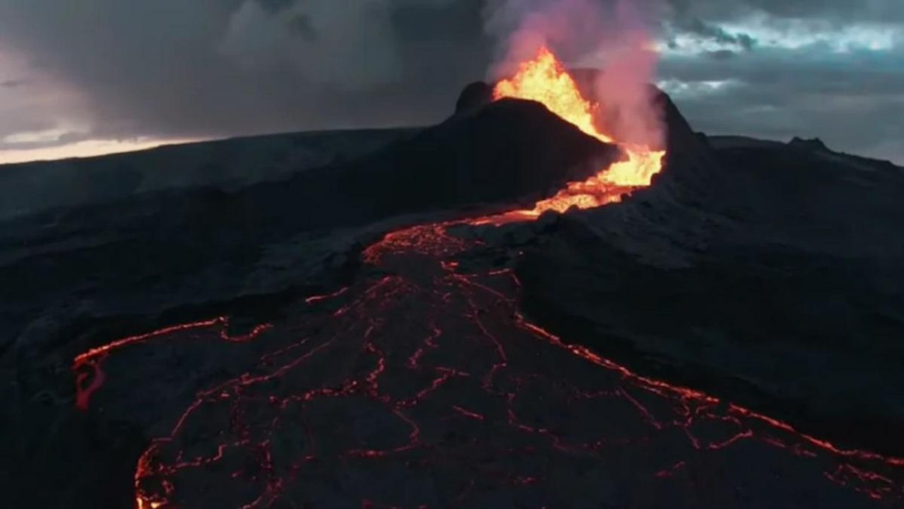 Iceland: Volcanic eruption recorded on camera