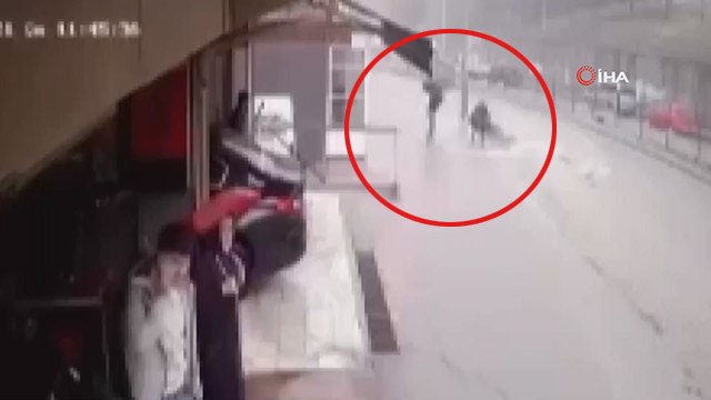 Sel sularına kapılan yaşlı adamı gençler böyle kurtardı