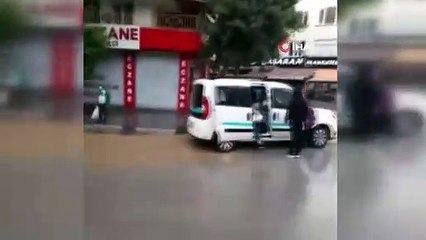 Yolu su basınca araç geçit oldu, görenler şaşırdı