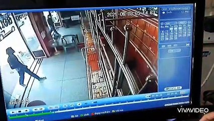 สุรินทร์ - สุดเหิม เปิดกล้องล่า โจ๋ควงปืนบุกเดี่ยวชิงทองกลางเมืองรัตนบุรี  แต่แห้วเลยรีบหนีสุดชีวิต (ชมคลิป)