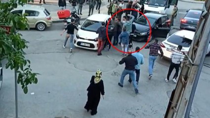 Yol verme kavgasında taraflar birbirine girdi! Sürücülerden biri diğerine böyle yumruk attı