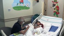 ERZURUM - Hastanede tedavi gören çocuklar 'Halil öğretmen' ile derslerinden geri kalmıyor