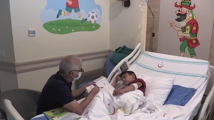Hastanede tedavi gören çocuklar "Halil öğretmen" ile derslerinden geri kalmıyor