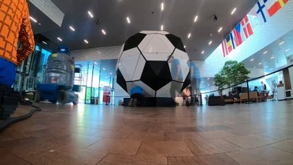 Le plus gros ballon de foot jamais construit en Lego assemblé au Danemark pour l'Euro