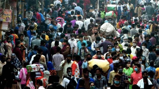 Social distancing ignored after lockdown, crowd in markets
