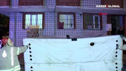 İstanbul Sultangazi'de garip olay! Pencerede hırsızlık şüphelisi ve mahsur kalan kedi...