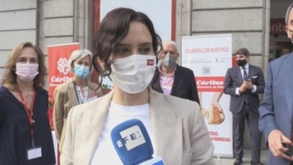 Ayuso visita una de las mesas desplegadas por Cáritas Madrid