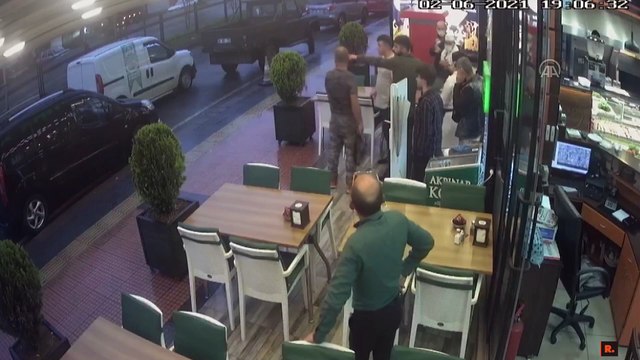 Trabzon'da ağaca yıldırım isabet etmesi kamerada