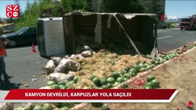 Elazığ’da kamyon devrildi karpuzlar yola saçıldı, ekipler ve vatandaşlar yardıma koştu