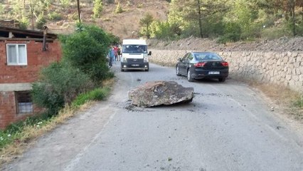 Yol inşaatında patlatılan kayalar evlerin üstüne yağdı