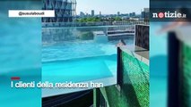 Londra, inaugurata la Sky Pool: residenti si tuffano nella piscina sospesa tra due palazzi