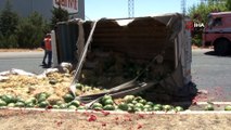 Elazığ’da kamyon devrildi karpuzlar yola saçıldı, ekipler ve vatandaşlar yardıma koştu