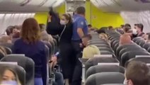 Uçaktaki taciz ortalığı karıştırdı! Kadın yolcular tepki gösterdi, polis müdahale etmek zorunda kaldı