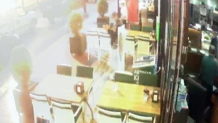 Kentin işlek caddesine yıldırım düştü! Vatandaşların panik anları kamerada
