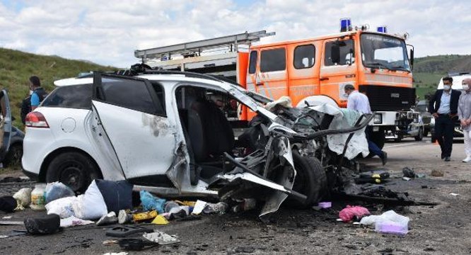 Son dakika gündem: SİVAS'TA OTOMOBİL İLE HAFİF TİCARİ ARAÇ ÇARPIŞTI: 9 ÖLÜ