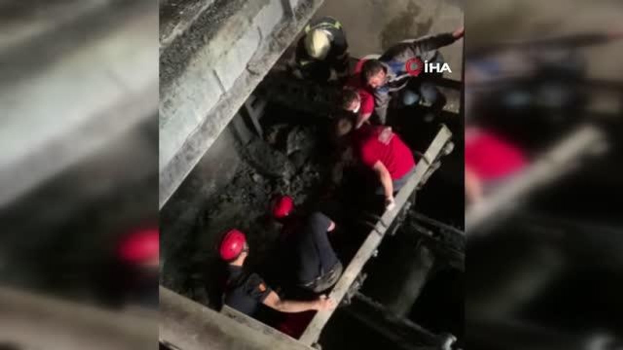 Düştüğü taş ezme makinesinde bacağı kopan yaralı, kepçeyle taşındı