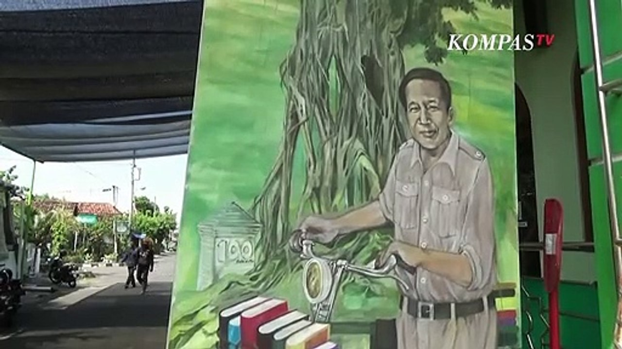 Seniman Di Jogja Melukis Presiden Soeharto Sambil Jalan Kaki