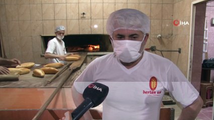 Hem ekmek ustası hem şarkıcı