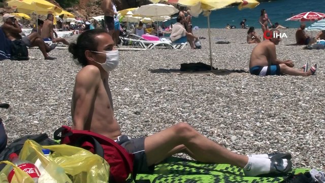Dünyaca ünlü Konyaaltı Sahili'nde hafta içi yoğunluğu