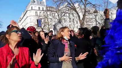 Vrai ou fake : Alexandra Henrion-Caude, ancienne chercheuse à l'Inserm, affirme que les vaccins à ARN sont dangereux pour notre ADN