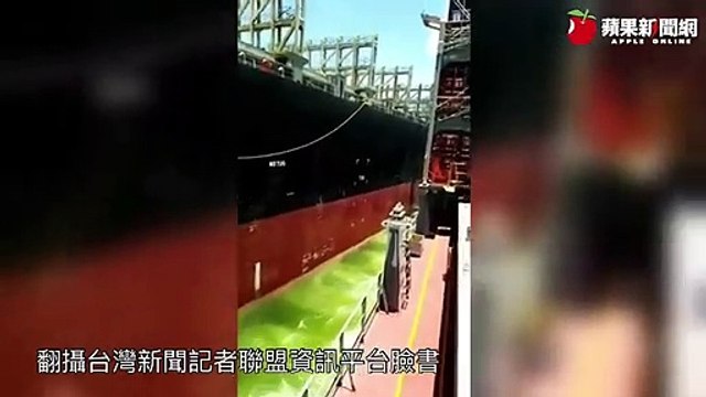 Des dizaines de containers chutent dans un port et entrainent une grue