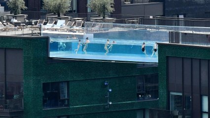 Londres : «Sky Pool», la piscine suspendue à 30 mètres au-dessus du vide