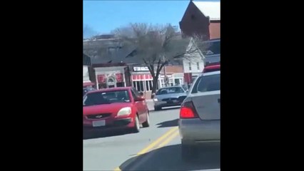 Descargar video: Il piège sa copine : sa voiture klaxonne à chaque freinage... Blague énorme