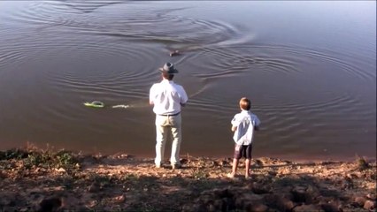 Un alligator vient manger le bateau télécommandé d'un enfant