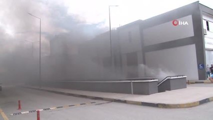 Ankara'daki bir iş merkezinde çıkan yangında dumandan etkilenen 7 kişi hastaneye kaldırıldı