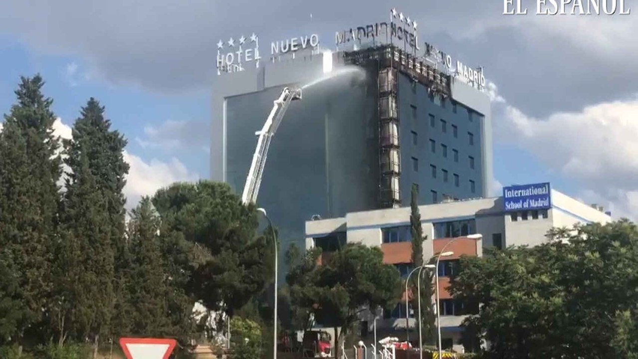 Espectacular incendio en el Hotel Nuevo Madrid junto a la M30