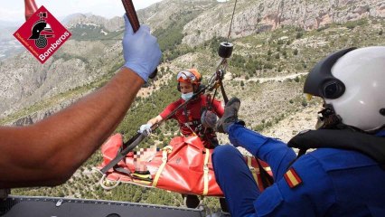 El Consorcio de Bomberos de Alicante rescata con helicóptero a un senderista de 75 años en Xaló