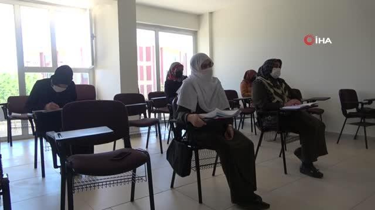 Torunlarıyla mesajlaşmak ve haberleri okumak için 65 yaşında okuma-yazma öğrendi