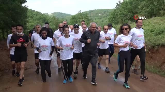Çamura saplanan basın aracının yardımına belediye başkanı koştu