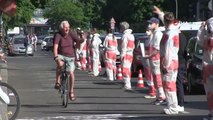 Berlin'de bisiklet için insan zinciri