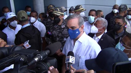 Luis Abinader acude a velatorio de primer teniente PN